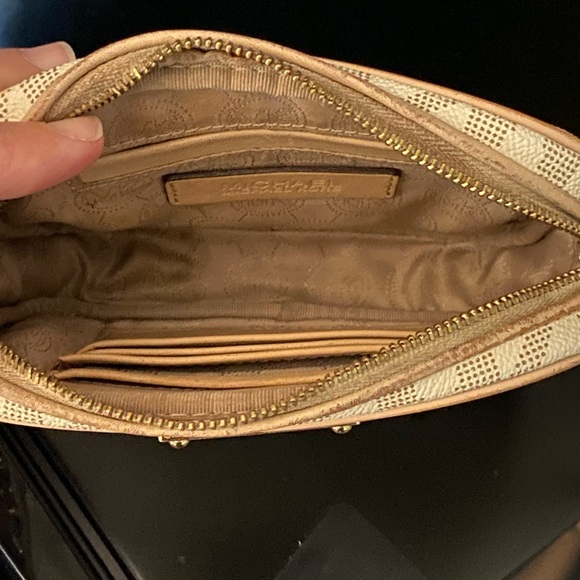 Michael Kors compact great for a night out. - Picture 4 of 14